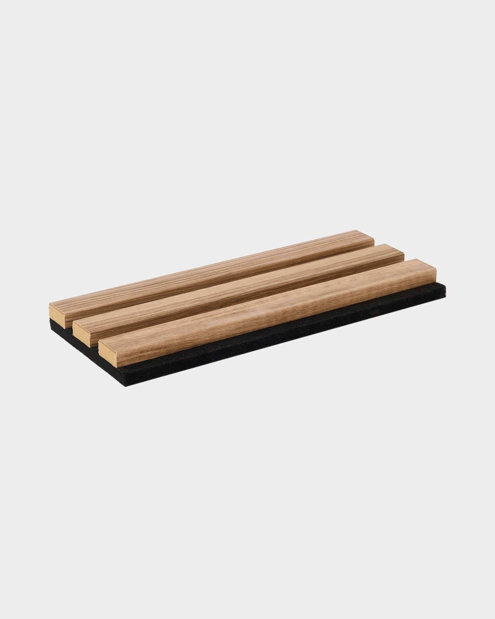 Salvamanteles Essential de WoodUpp en English Walnut, con tres lamas de madera paralelas sobre una base de black; un accesorio minimalista para cocinas modernas de inspiración nórdica.